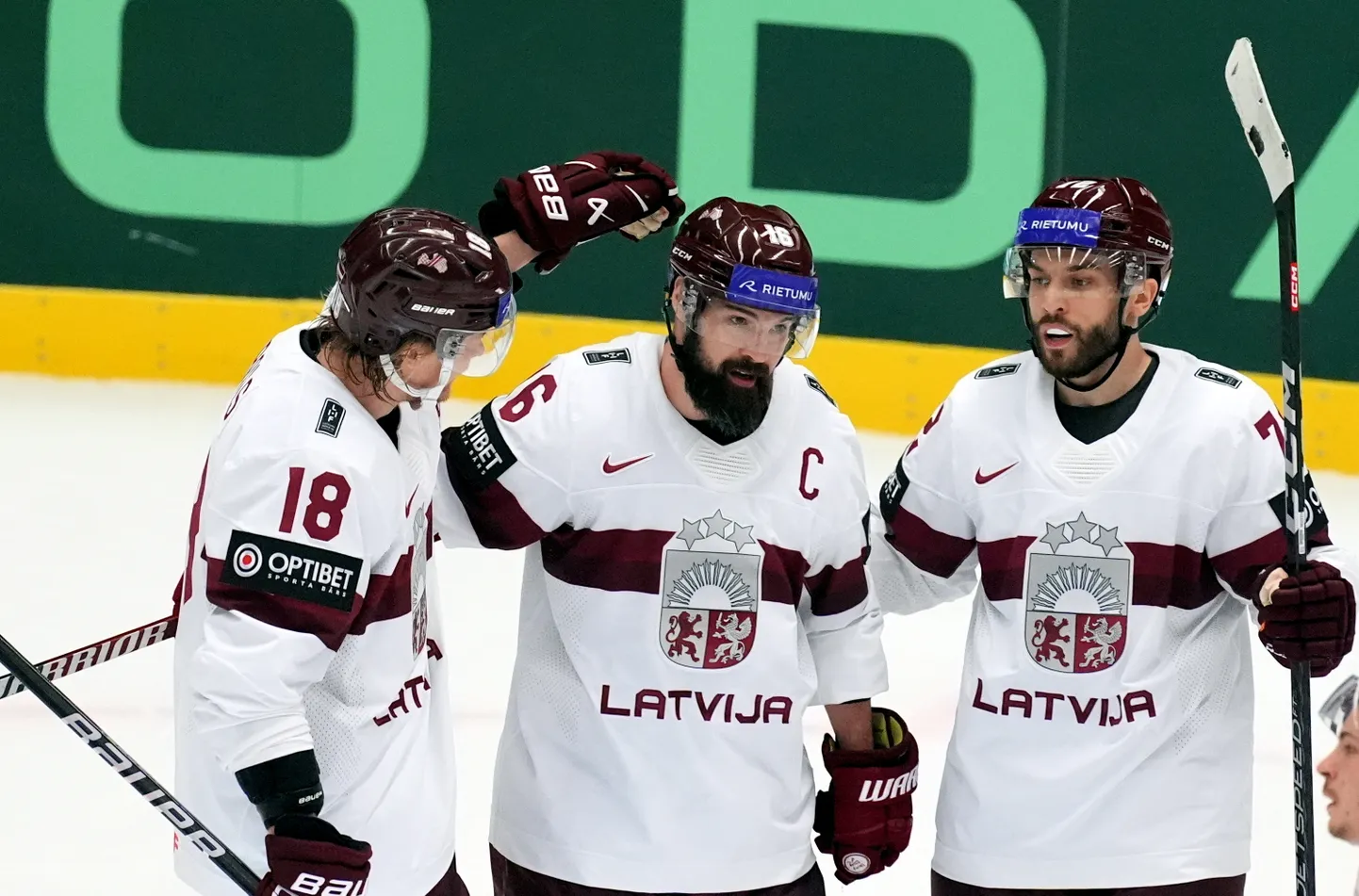 Latvijas hokeja izlases spēlētāji Rodrigo Ābols (nr.18), Kaspars Daugaviņš (nr.16) un Jānis Jaks (nr.72)