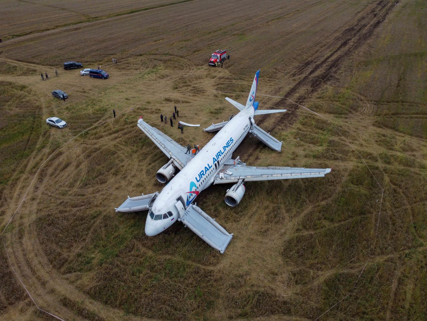 Vene lennufirma Ural Airlines lennuk Airbus A320 kündis telikutega maad ning mootoritesse lendas mulda ja kulu, kuid ettevõte loodab siiski omal jõul asustamata kohast minema saada. Mootorid ja muud süsteemid paistavad ekspertide hinnangul olevat töökorras pärast kohapealset remonti.