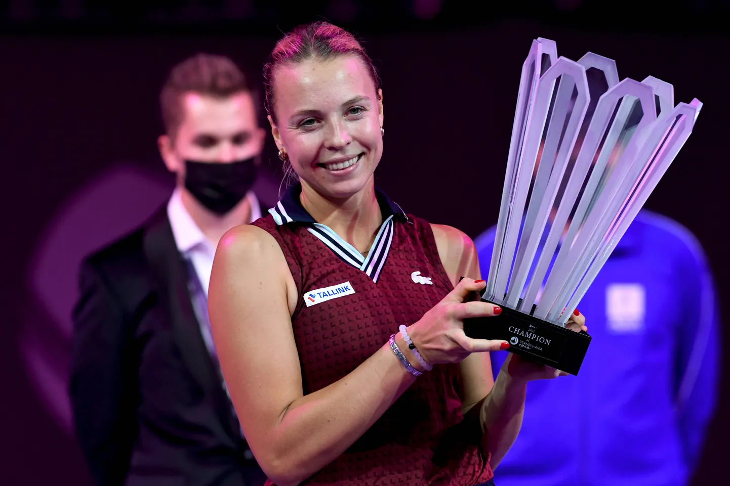 Anett Kontaveit poseerimas võidukarikaga.