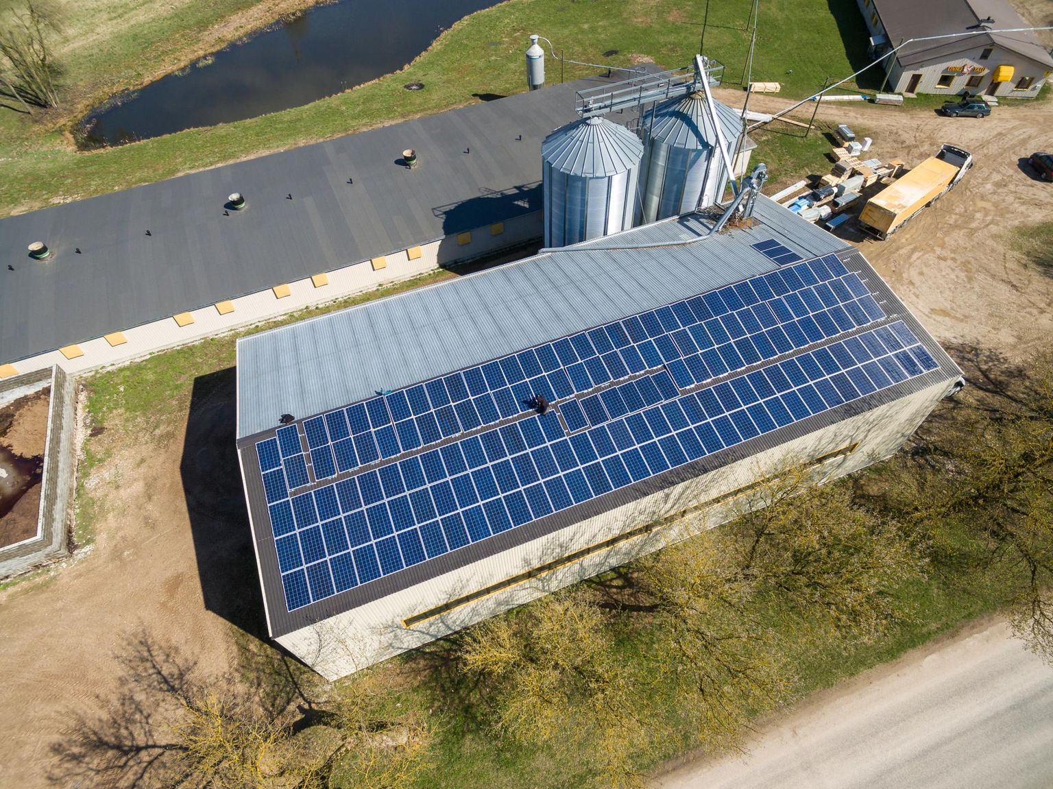 Linnu talu kanafarmid on üks paljudest põllumajandusettevõtetest, kes oma tootmises päikesenergiat kasutab.