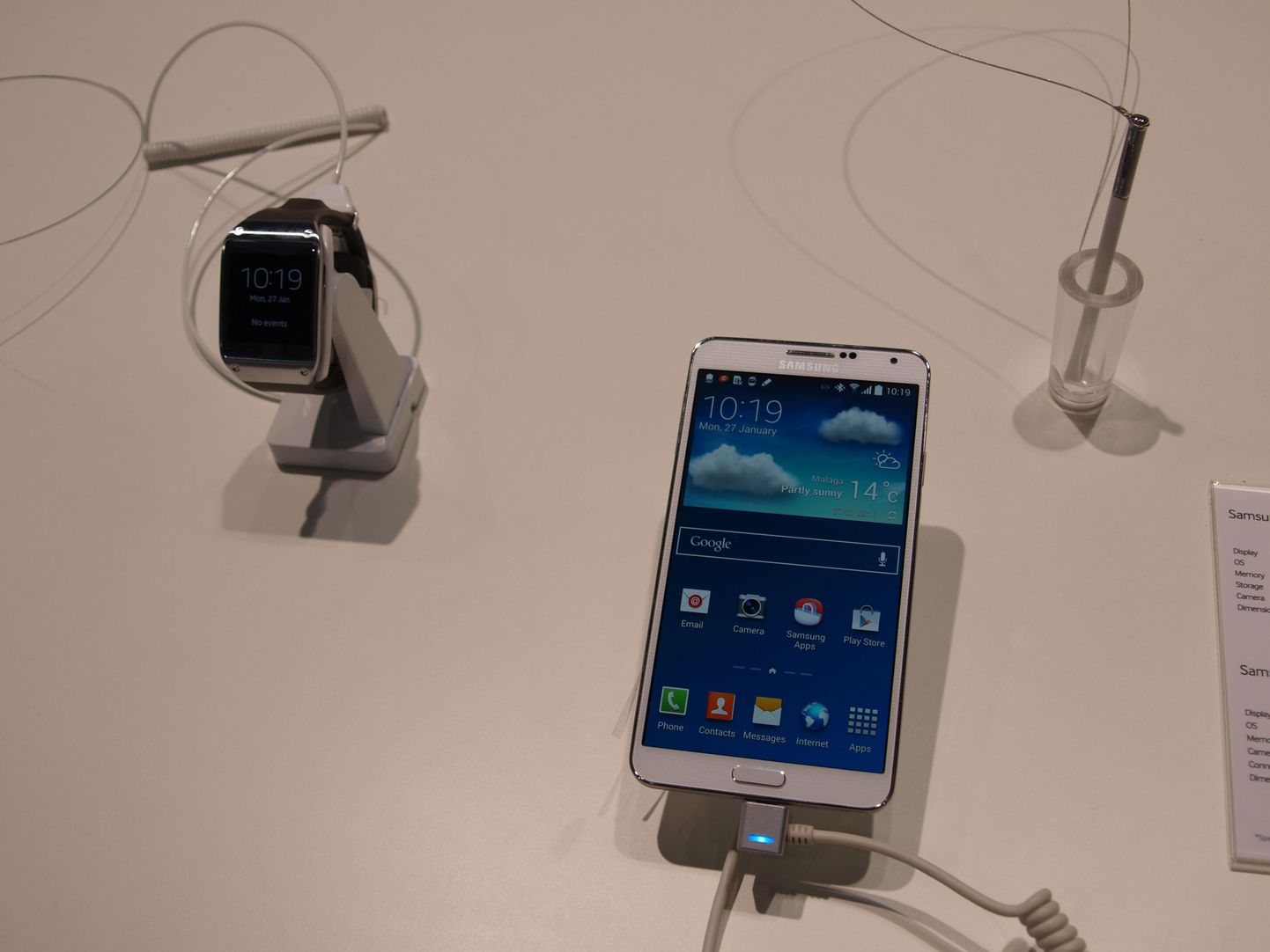 Часы Samsung Gear и Galaxy Note III.