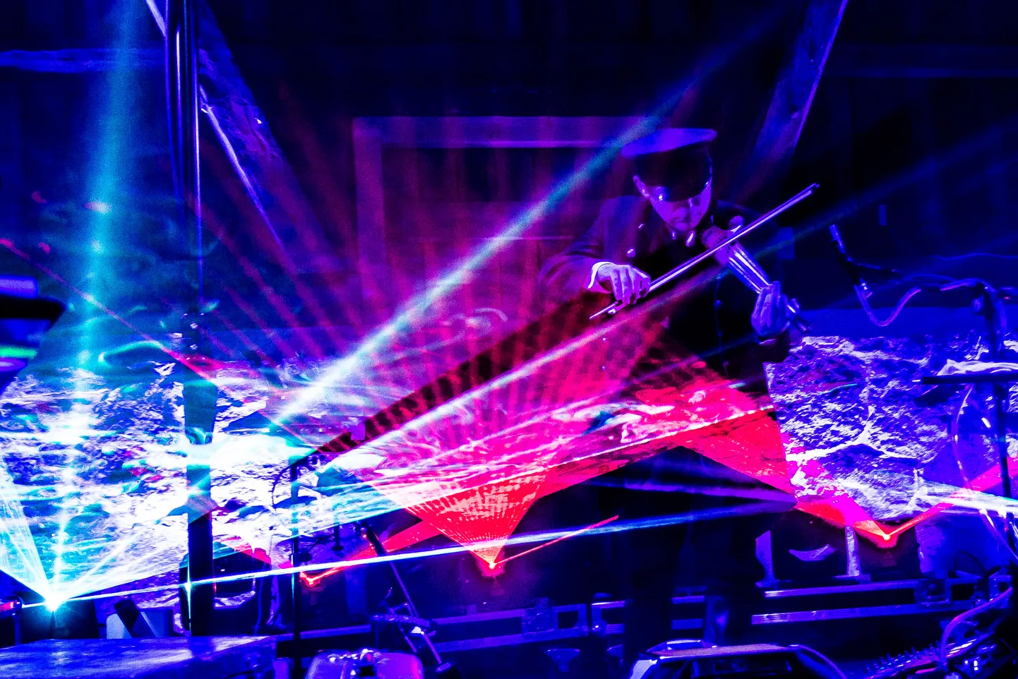 Valgusmänguline kontsertetendus «Laser ja läätsed»