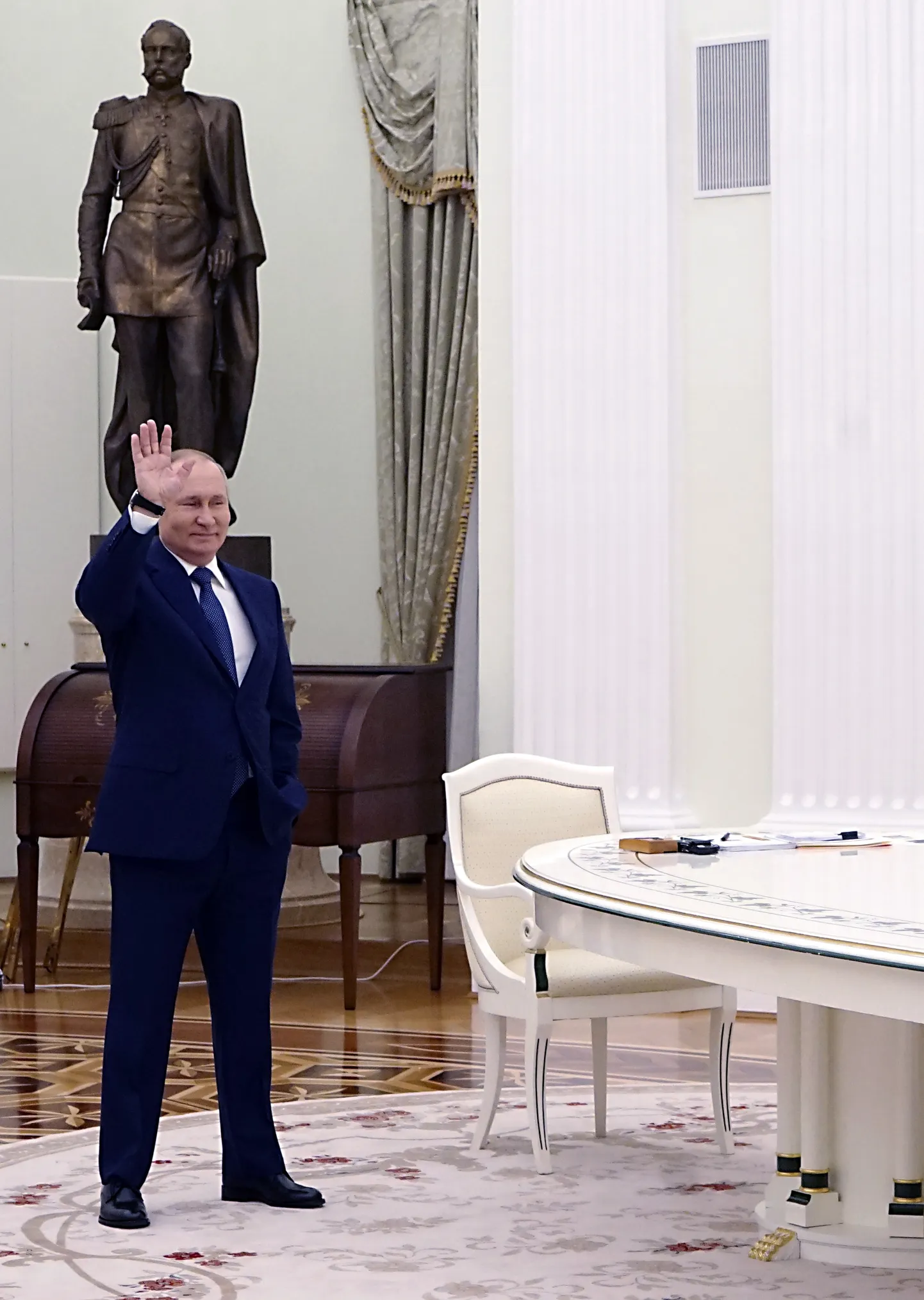 Путин машет Макрону