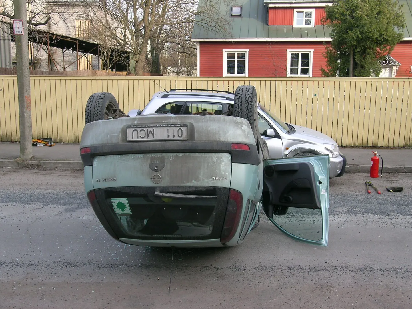 Vahtralehega auto pöördus avariis kummuli.
