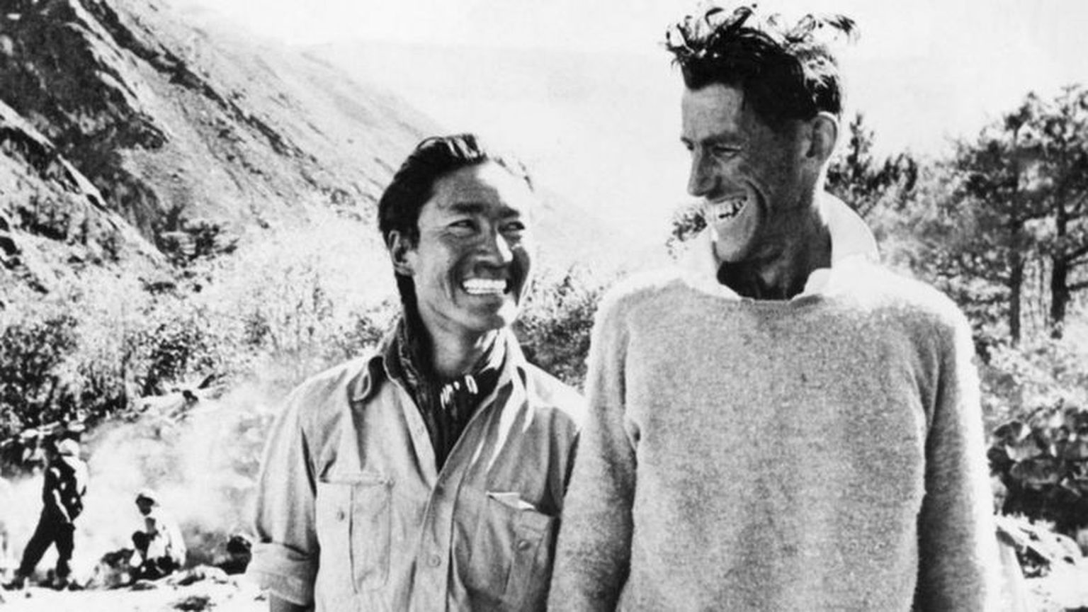 Тенцинг Норгей (тогда ему было 39 лет) и Эдмунд Хиллари (33 года) на фотографии, сделанной вскоре после их исторического восхождения на Эверест.