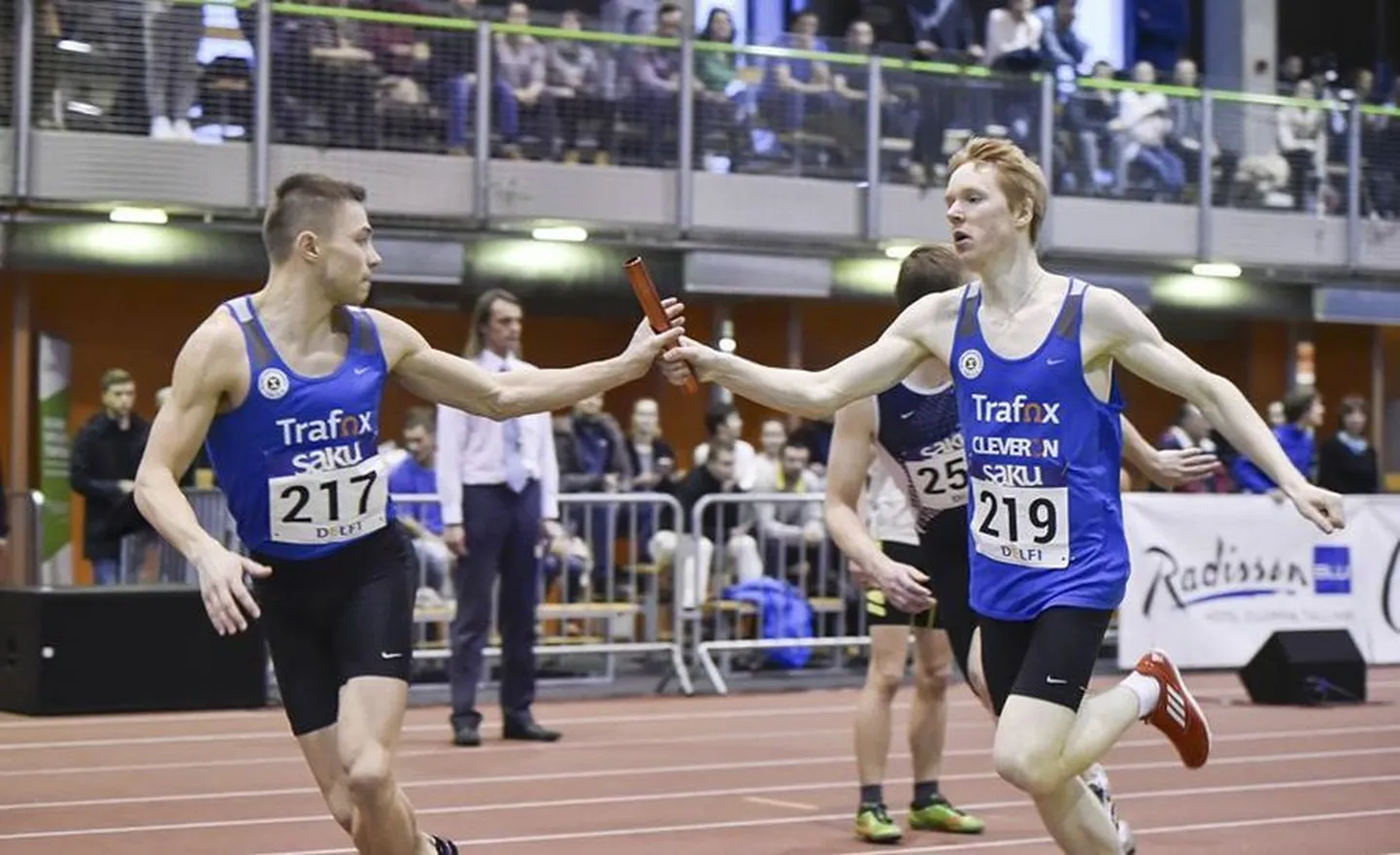 Enari Tõnström (paremal), kes pälvis Eesti sisemeistrivõistlustel 800 meetri distantsil pronksmedali, kuulus ka Sakala seltsi teatejooksu meeskonda. Pildil annab ta vahetust üle Ahto Kreele.