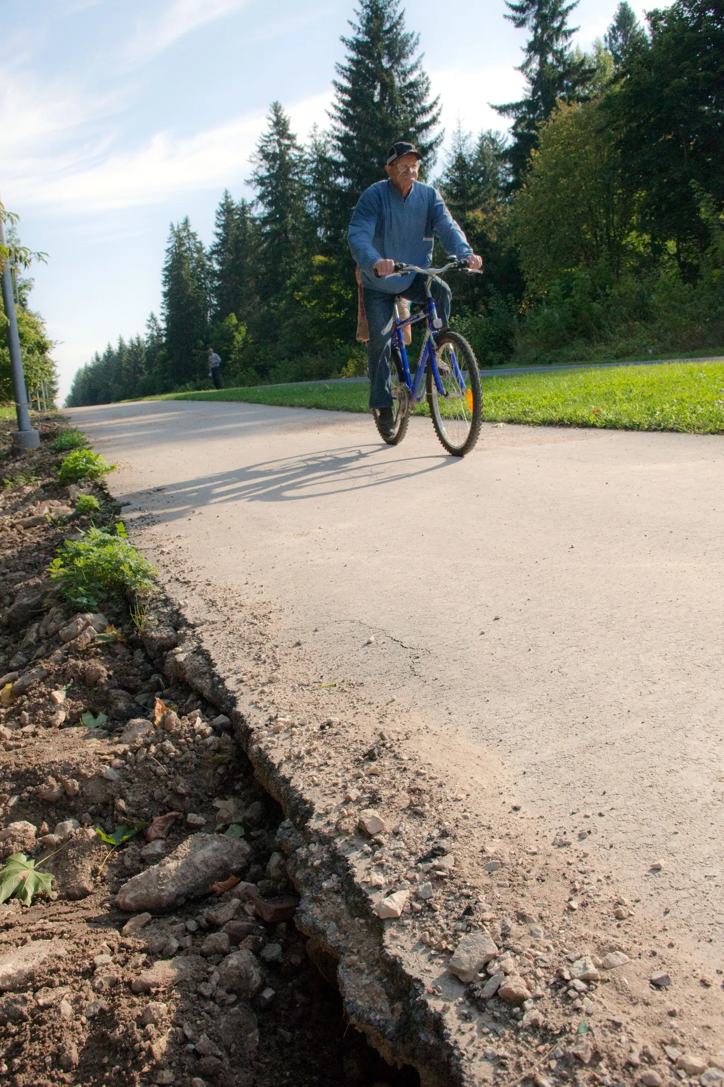 Praegu võib Vabaduse ja Lilleoru tänava äärne kergliiklustee osutuda ohtlikuks.