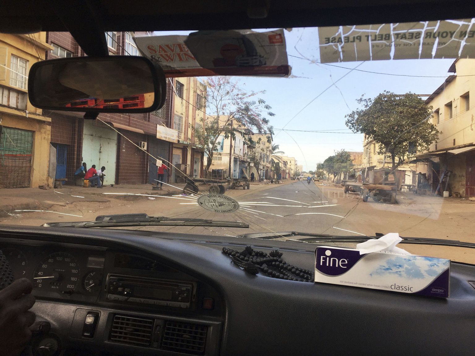 Banjuli mahajäetud tänavad. Turismifirmad on hakanud Gambiast oma reisijaid ära tooma.