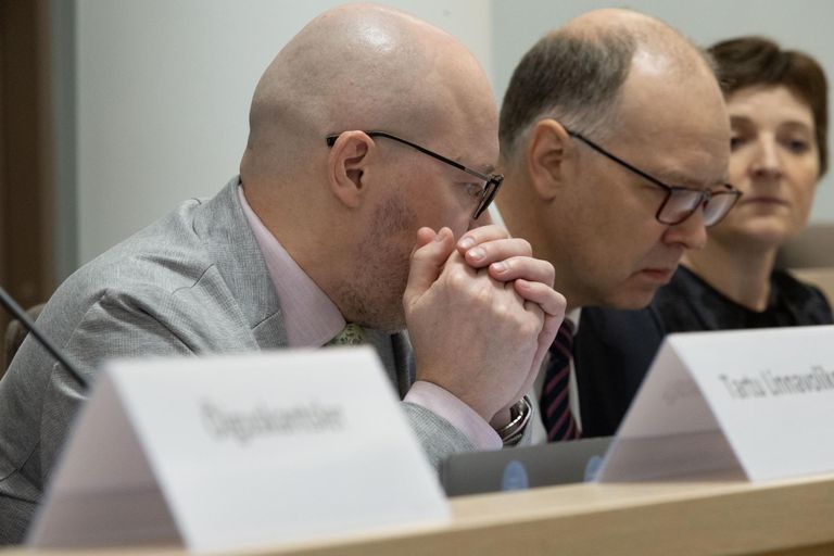 Tartu linnavolikogu esindaja Jüri Mölder ning Põlva ja Räpina vallavolikogu esindajad püüavad saada riigikohtust lahendit, mis kohustaks riiki tasuma hooldekodude personalikulud täies ulatuses riigikassast.