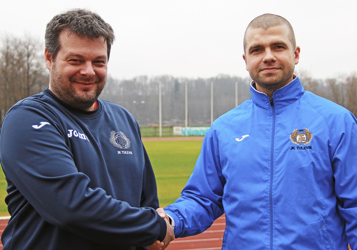 Treener Marko Kristal (vasakul) ja Viljandi jalgpalliklubi Tulevik president Raiko Mutle andsid sõlmitud koostööleppest teada 30. detsembril.
