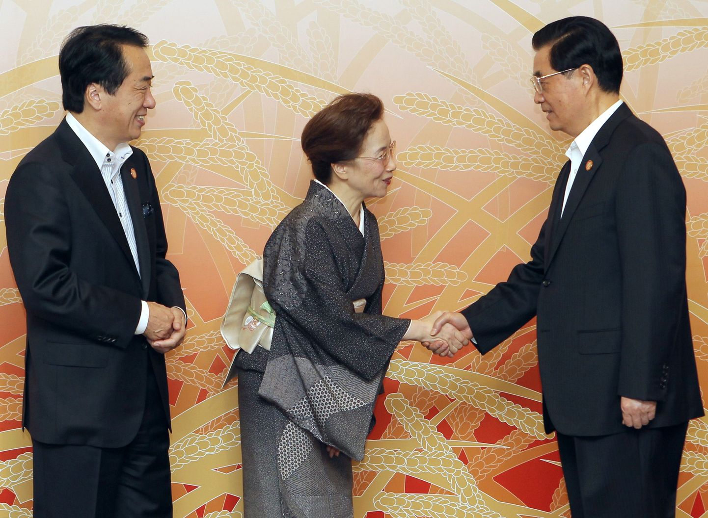 Jaapani peaminister Naoto Kan koos abikaasa Nobukoga tervitab Hiina presidenti Hu Jintaod (paremal).