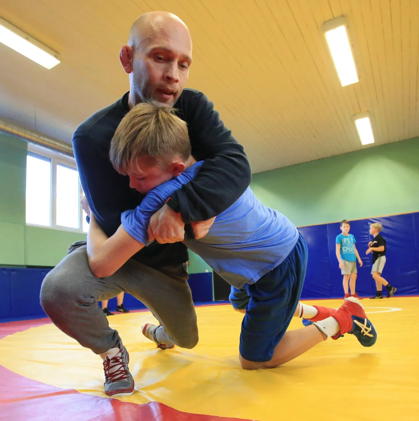 Kristjan Press pole mitu kuud matil poistega küll maadelnud, aga on distantsilt mõelnud välja mitmeid kasulikke treenimise lahendusi. Sellel pildil juhendab ta võistlusgrupi liiget Max Hristjuki.