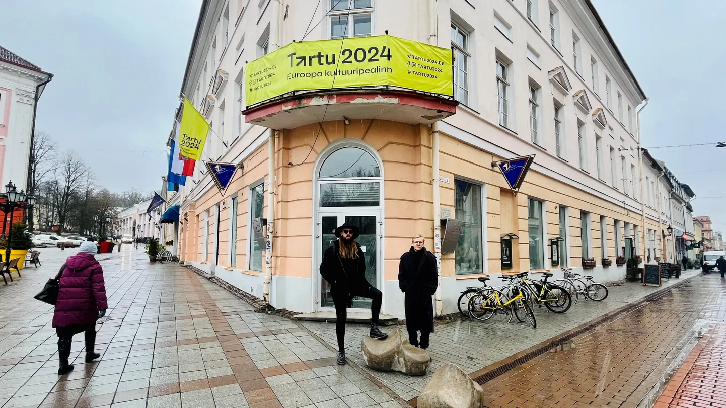 Utoopia Saatkonda loovad Raekoja platsi ja Rüütli tänava nurgal Jan Teevet (vasakul) ja Oliver Issak (paremal).