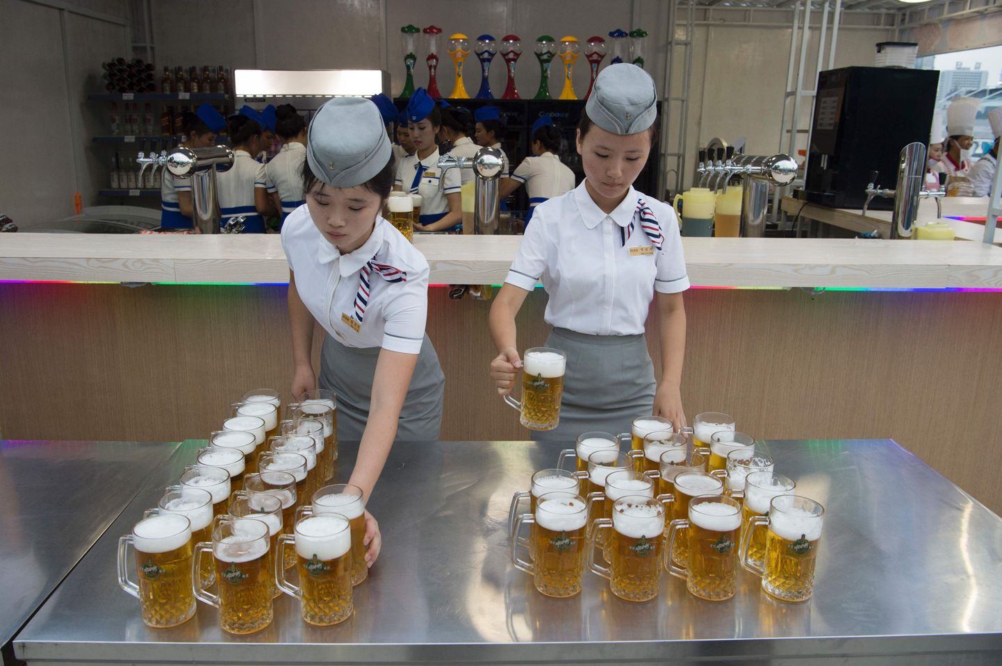 Ettekandjad kallamas õlut eelmise aasta õllefestivalil Põhja-Koreas.