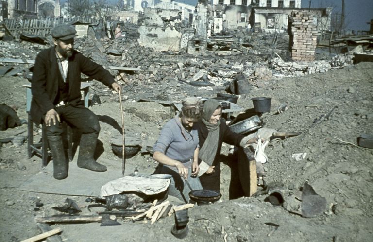 Stalingradi elankud 1943. aasta mais linna varemetel