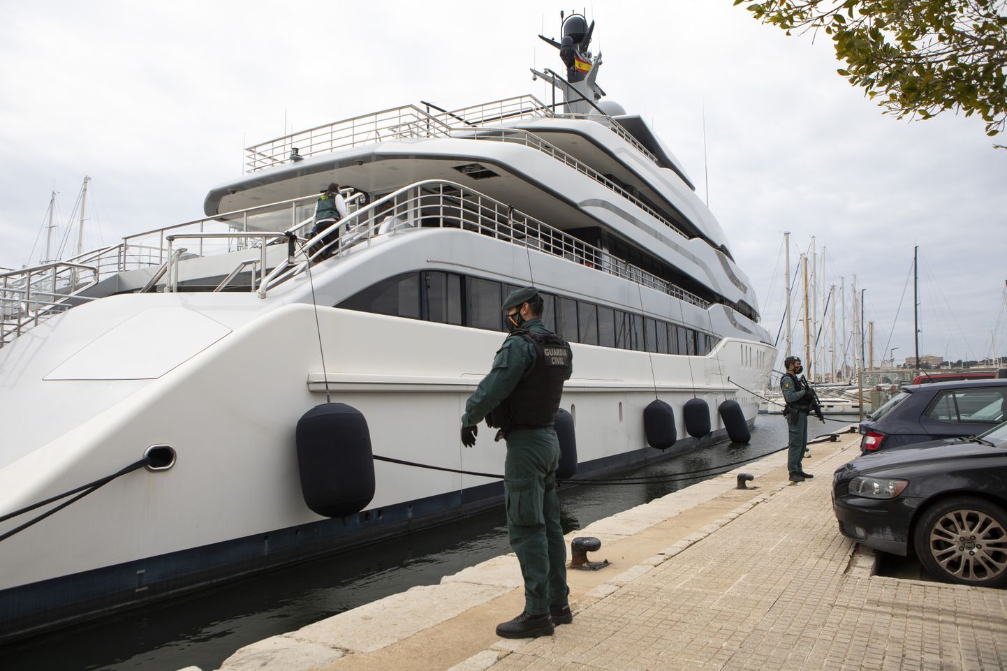 Апрель 2022 года. Федеральные агенты США и гражданская гвардия Испании обыскивают яхту Tango, принадлежащую российскому олигарху Виктору Вексельбергу.