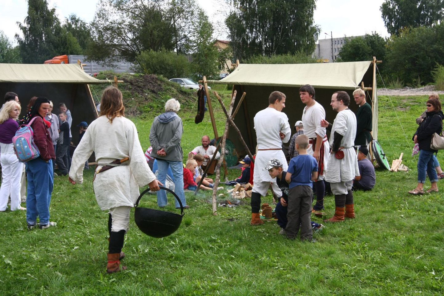 Viikingite laager Valgas Pedeli ääres, mis militaarajaloo festivali korraldajate sõnul ei vasta lepingus lubatule.