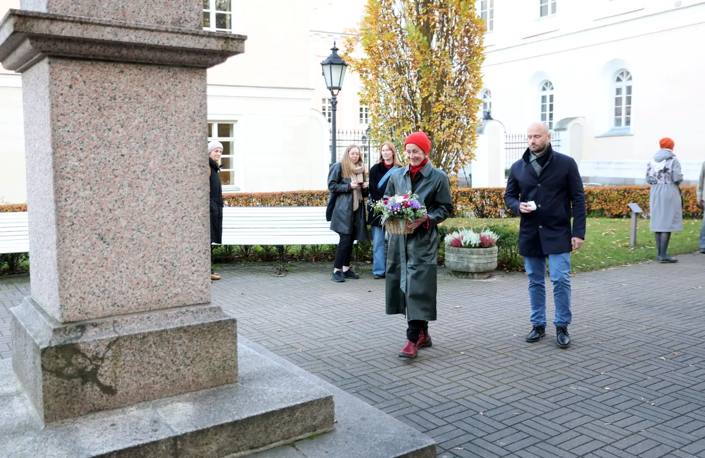 Tartu ülikool tähistas reede õhtupoolikul oma 392. aastapäeva. Sel puhul asetas ülikooli teadusprorektor Mari Moora lilled ka kuningas Gustav II Adolfi mälestusmärgi jalamile.