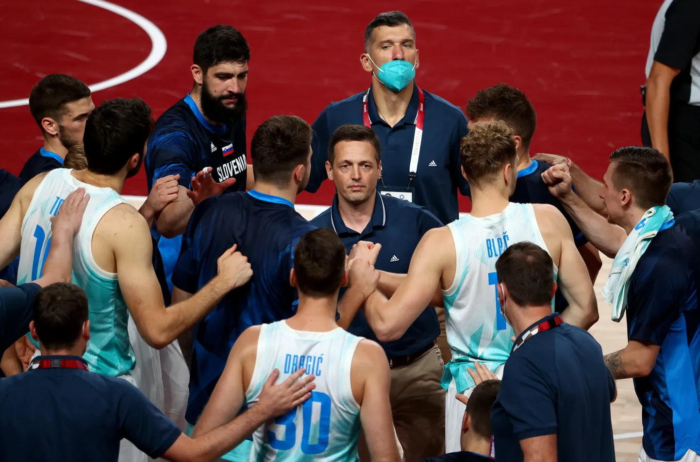 Peatreener Aleksander Sekulic keskel ja hoolealused tema ümber.