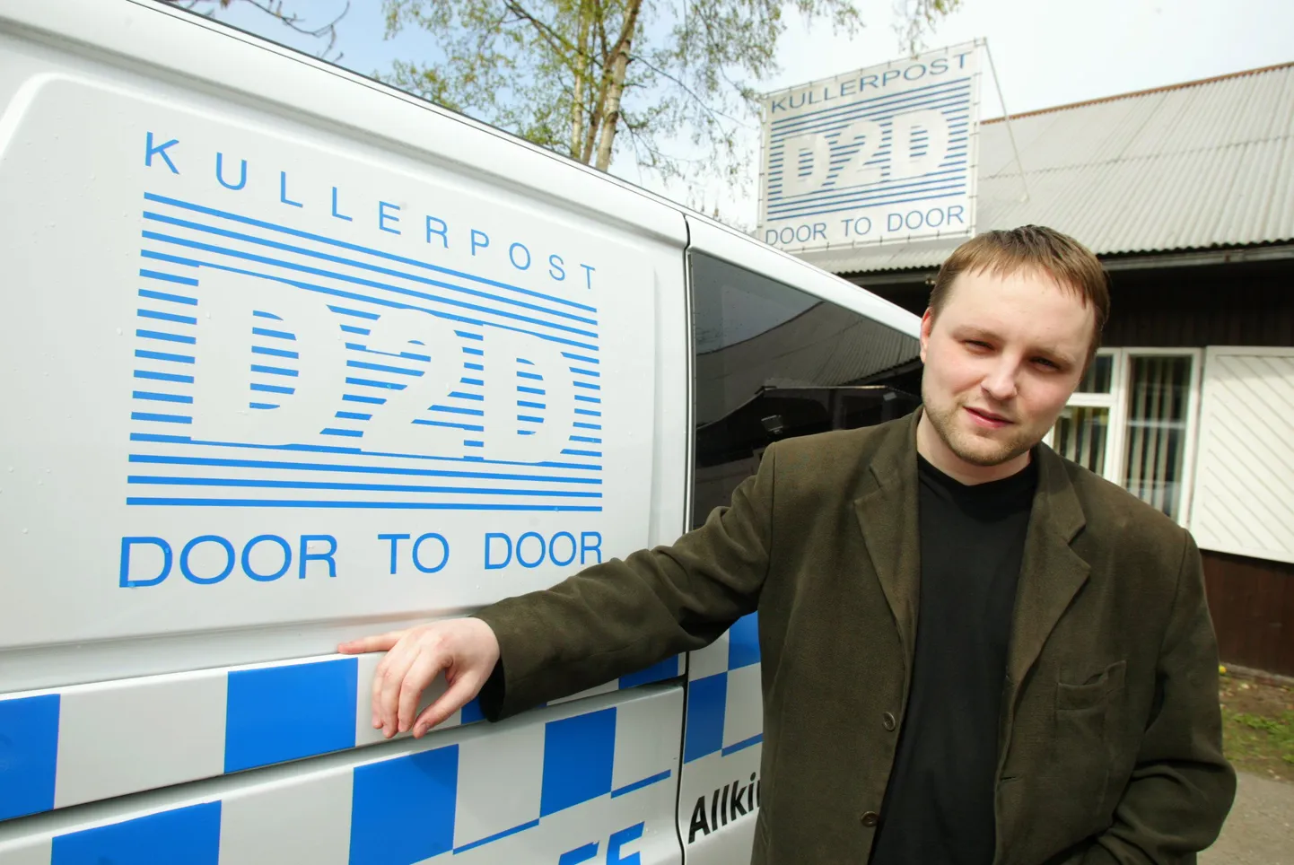 OÜ D2Djuhatuse liige OLLE KOOP kullerteenuse auto juures.