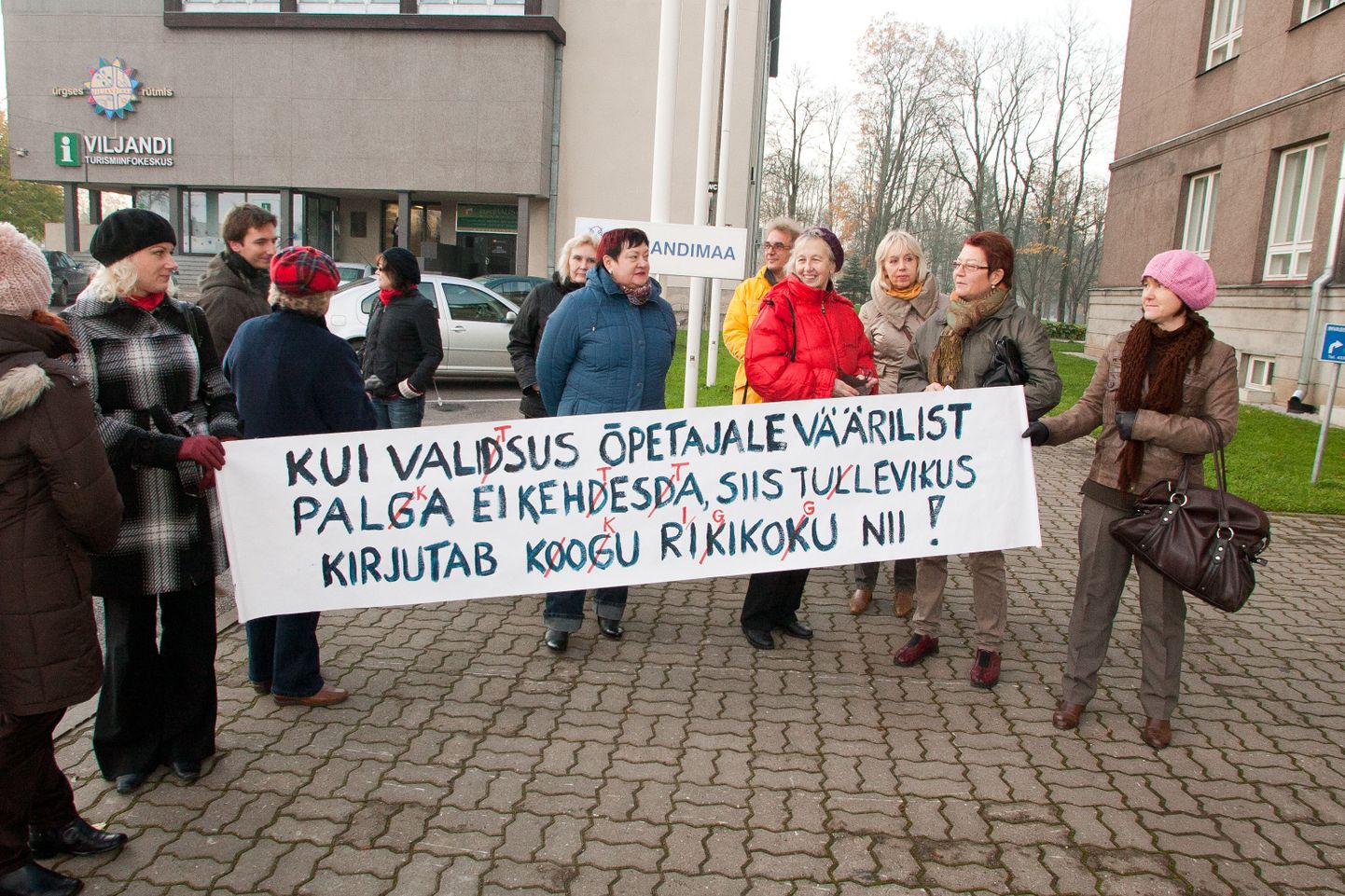 Toompeale miitingule sõitnud õpetajad rullisid oma plakatid lahti ka Viljandi maavalitsuse ees.