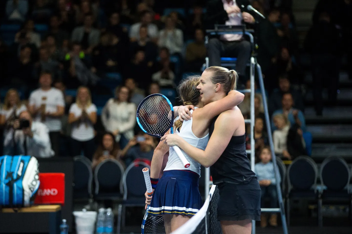 Üks pilt räägib rohkem kui tuhat sõna – Kaia Kanepi (paremal) ja Anett Kontaveit tänasid teineteist võimsa heitluse eest.