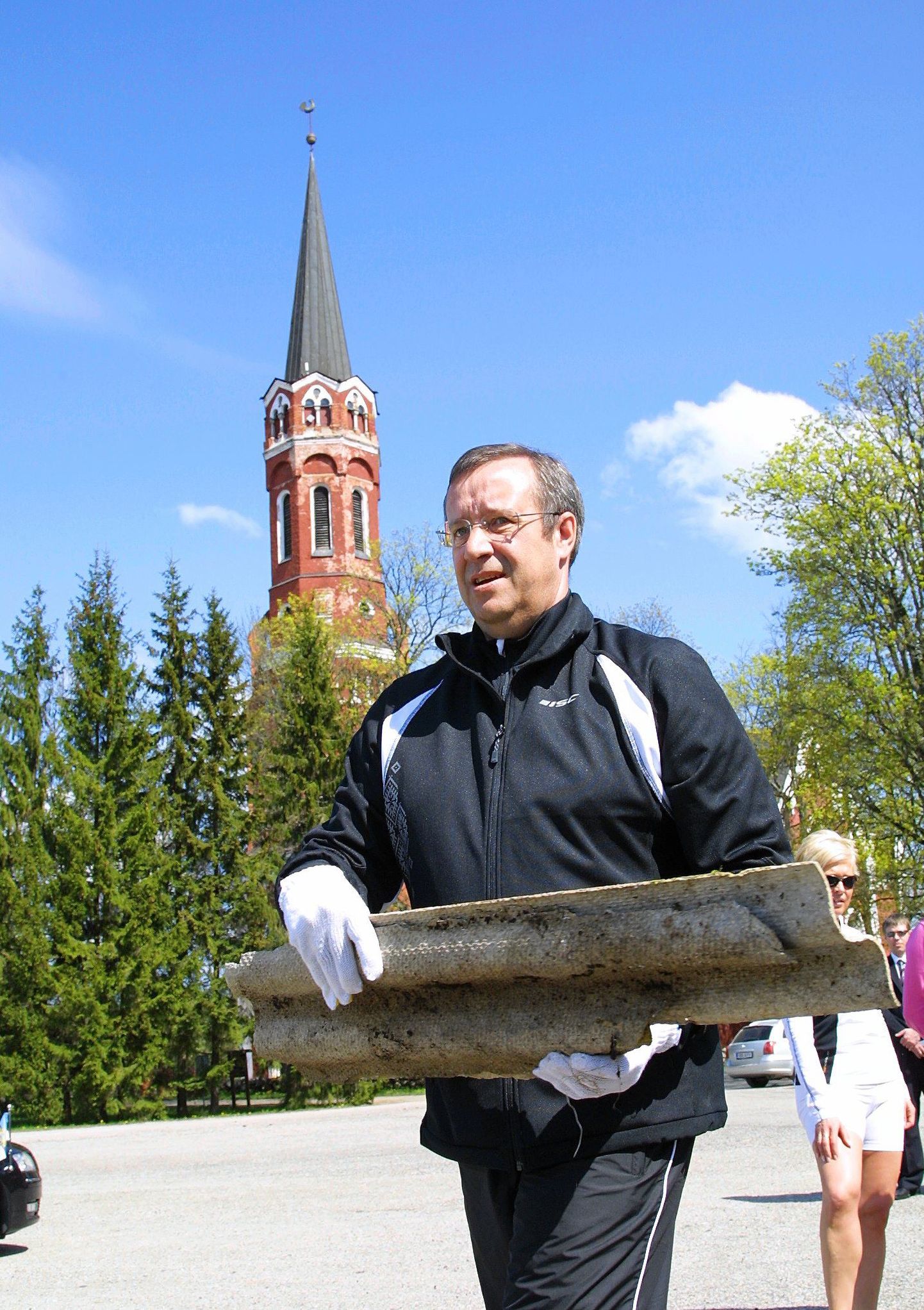 President Toomas Hendrik Ilves Halliste kiriku ümbrust koristamas.