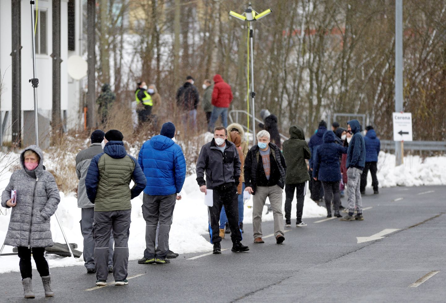 Inimesed ootavad Saksa-Tšehhi piiril koroonatesti tegemist.