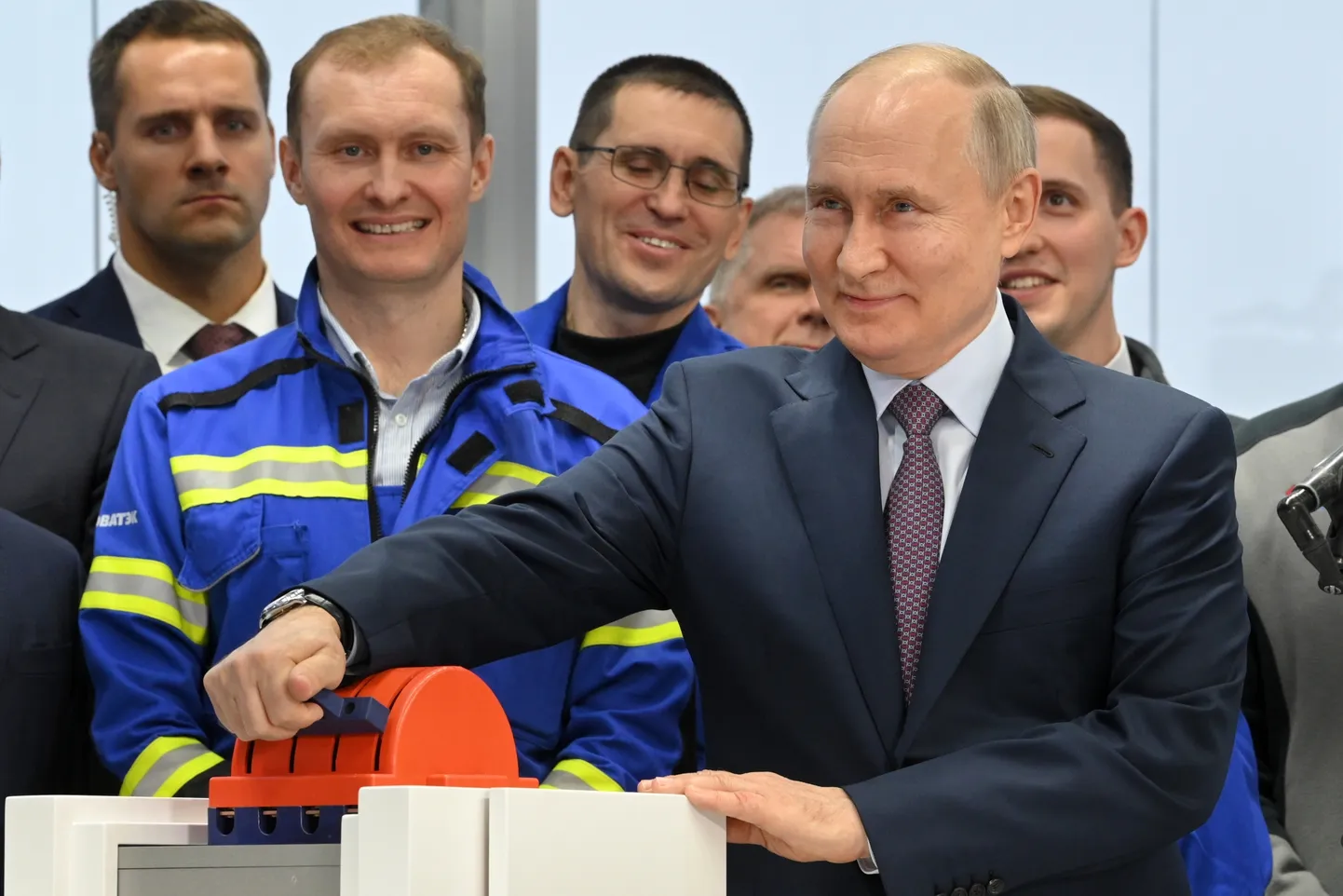 Krievijas prezidents Vladimirs Putins piedalās pirmās tehnoloģiskās līnijas dabasgāzes sašķidrināšanai atklāšanā Novatek-Murmanskas Belokamenkas ciematā, kas atrodas aptuveni 1700 km uz ziemeļiem no Maskavas, Murmanskas apgabalā.