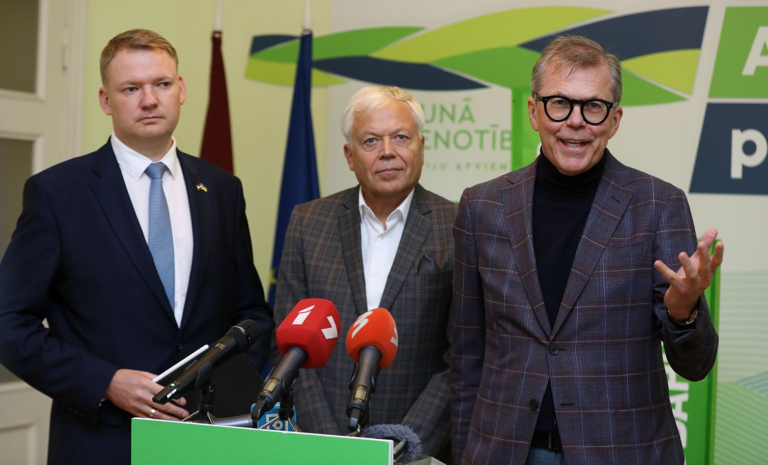 Partijas "Apvienotais saraksts" pārstāvji - "Latvijas Reģionu apvienība" valdes priekšsēdētājs Edvards Smiltēns (no kreisās), Liepājas partijas priekšsēdētājs Uldis Sesks un partijas Ministru prezidenta amata kandidāts Uldis Pīlēns piedalās preses brīfingā pēc tikšanās ar partijas "Jaunā vienotība" pārstāvjiem, kurā pārrunāja jaunās valdības prioritātes un darāmos darbus 14. Saeimā.