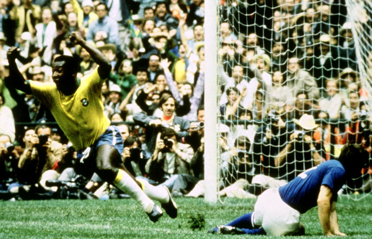 Pele tähistamas väravat 1970. aasta MMi finaalis.