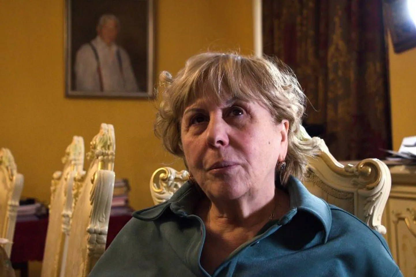 Mihheil Saakašvili ema Giuli Alasania teeb kõik, et poega päästa. Naine koordineerib oma poja advokaatide ja pooldajate tegevust ja toob talle haiglasse süüa. Nüüd on ta peale advokaatide ainus inimene, kellel on lubatud Saakašviliga kohtuda.