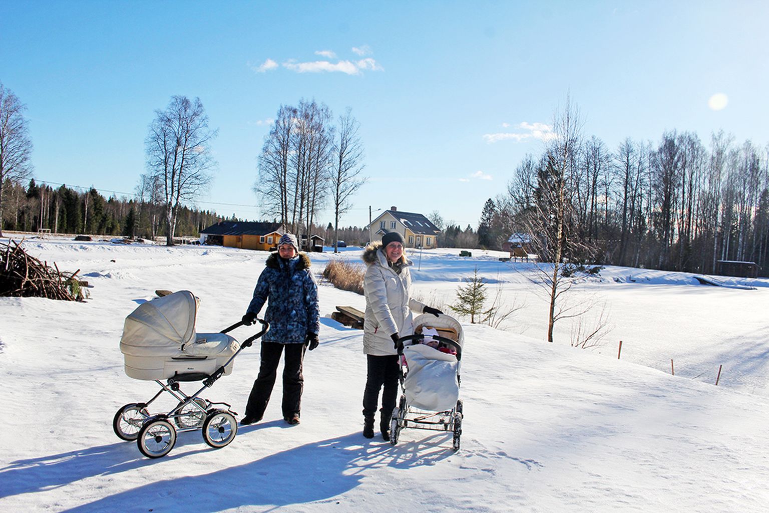 Järelkasvu jagub: Saueaugul on vaatamata väga väikesele elanike arvule kasvamas kolm aastast last, pildil Kaja Sepp (paremal) koos teise kohaliku emaga.