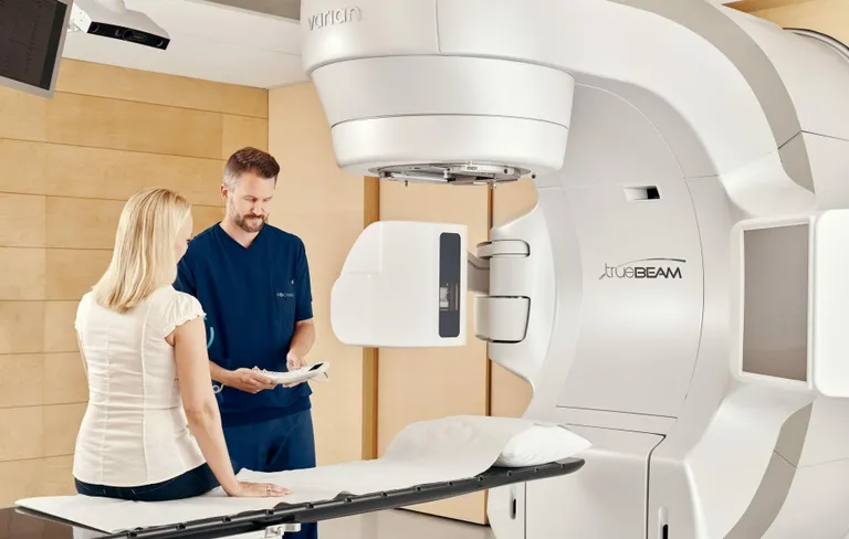 VMAT (Volumetric Modulated Arc Therapy) или объемно-модулированная дуговая терапия позволяет сократить время лечебного воздействия, значительно снижая дозу радиации, попадающую на здоровые ткани, окружающие опухоль. Облучение происходит при вращении носителя ускорителя по дугообразной траектории, обеспечивая равномерное распределение дозы.