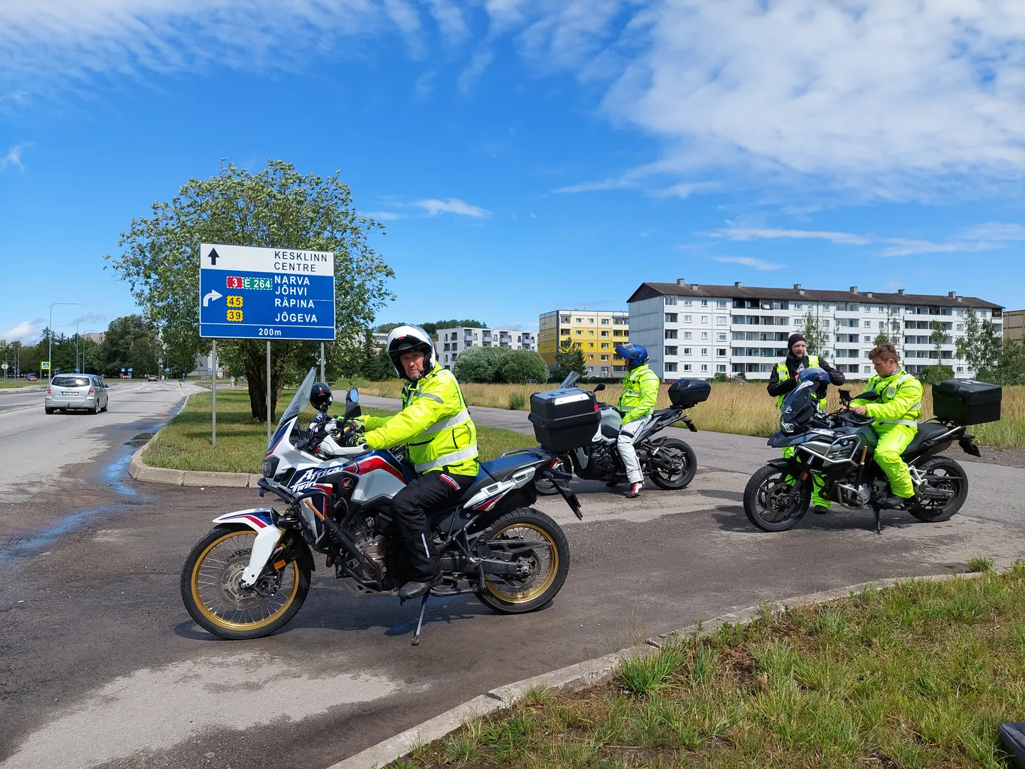 Motohundi tsiklitega meeskond eskortis mullu suvel ralliautosid läbi linna Raadile ralliparki.