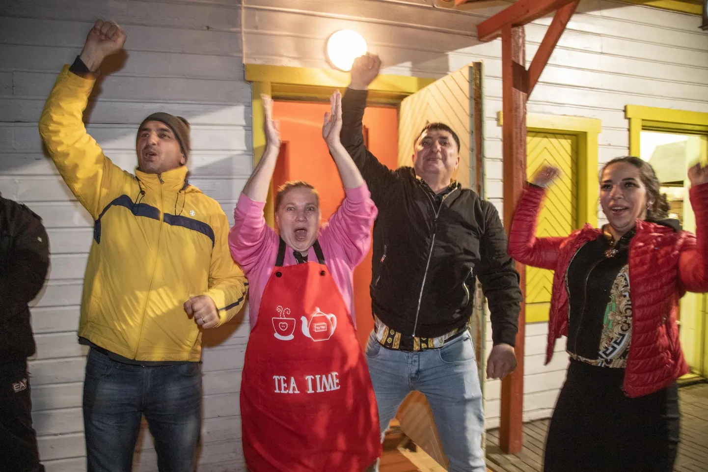 Rõõmupidu võis alata, sest Stefan oli pääsenud finaali. Fotol on restorani töötajad ning paremalt teine on Sasun Airapetjan.
