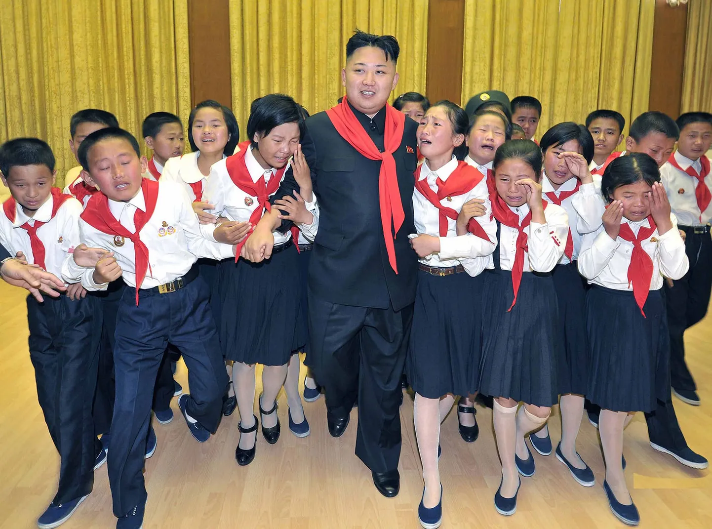 Põhja-Korea liider Kim Jong-Un eelmise aasta juunis kohtumas Korea lasteliidu liikmetega.
