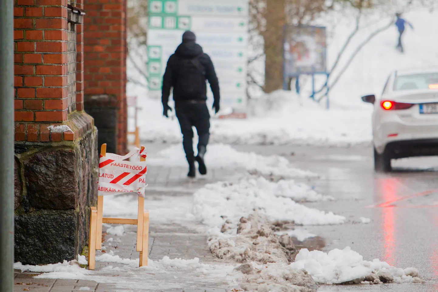Viimaste nädalate ilus talveilm on muutnud teed ja tänavad libedaks.