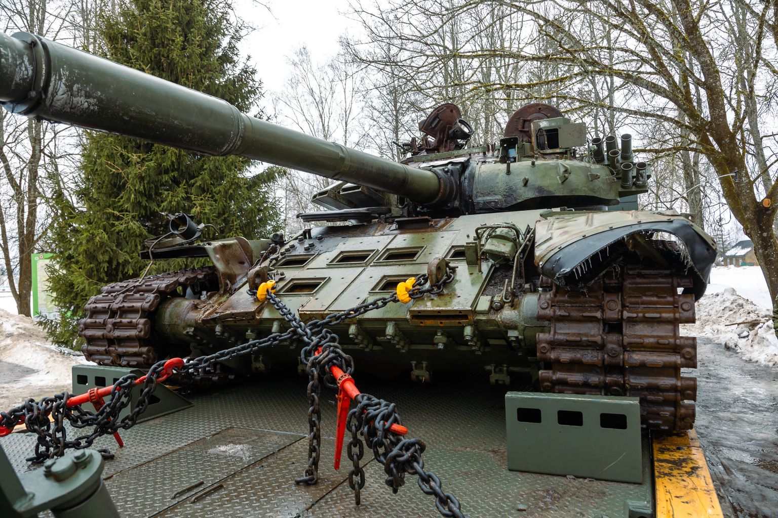 Eestis näidatav hävitatud Vene tank jõudis teisipäeva hommikul Antslasse.