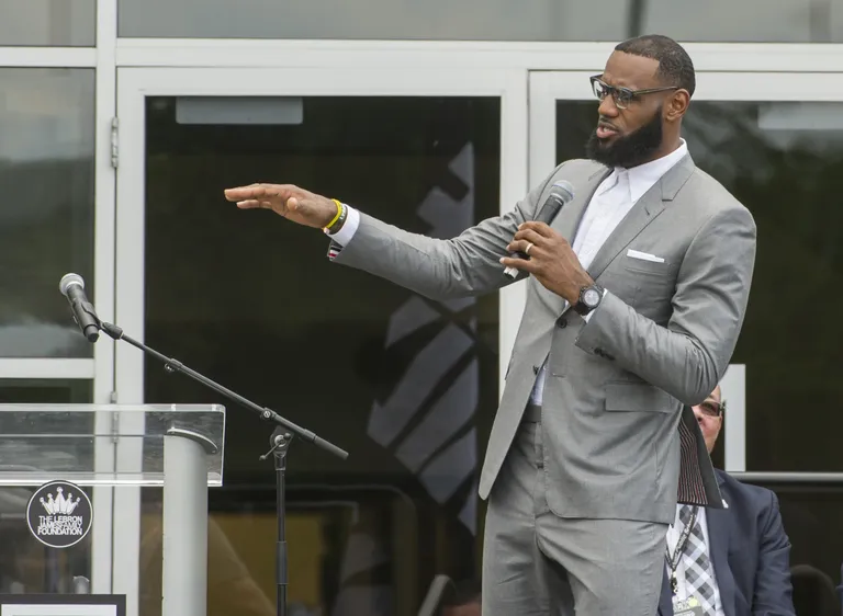 LeBron James avas Ohio osariigis kooli nimega I Promise School.