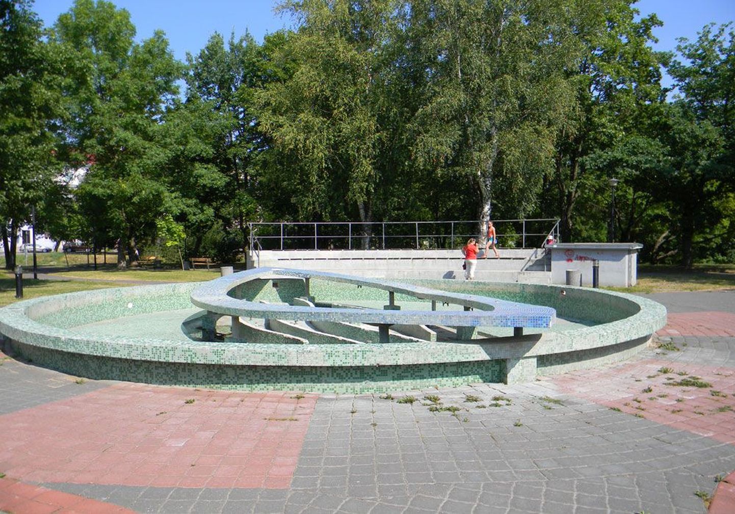 Проработав пять лет, фонтан «Ладья» возле дома культуры «Ругодив» сломался, а кто в этом виноват – пока непонятно.