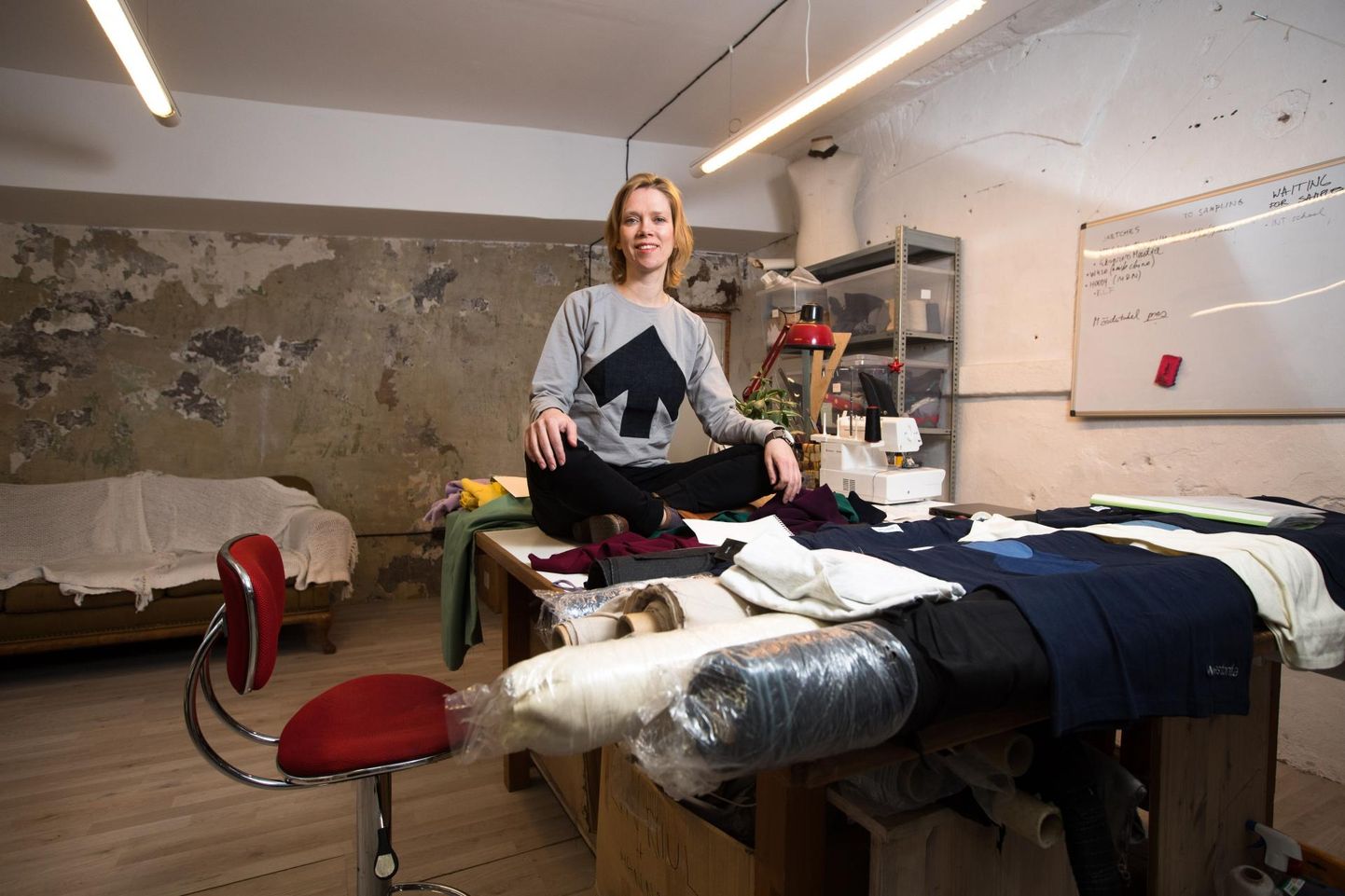 Eesti Kunstiakadeemia vanemteadur Reet Aus on tuntud oma tekstiilmaterjalide taaskasutuse lahenduste poolest nii Eestis kui mujalgi. 
