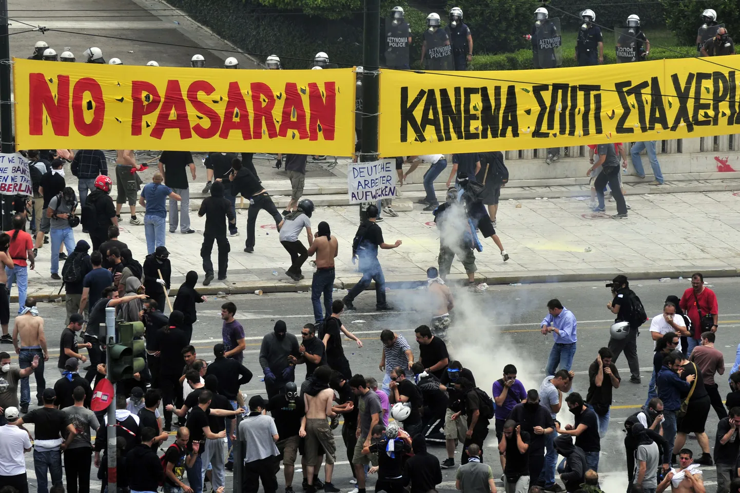 В столице Греции не утихают протесты против планов правительства по борьбе с бюджетным дефицитом.