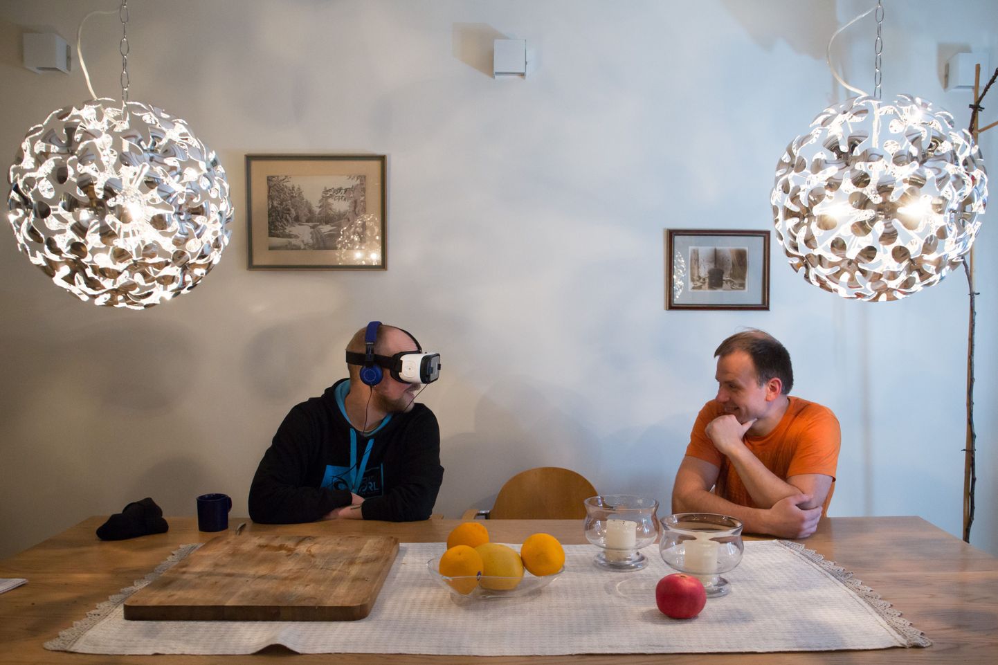 Koreograaf Taavet Jansen (vasakul) vaatab virtuaalreaalsusesse. Insener Andrus Aaslaid vaatab Jansenit ja millegipärast muigab.