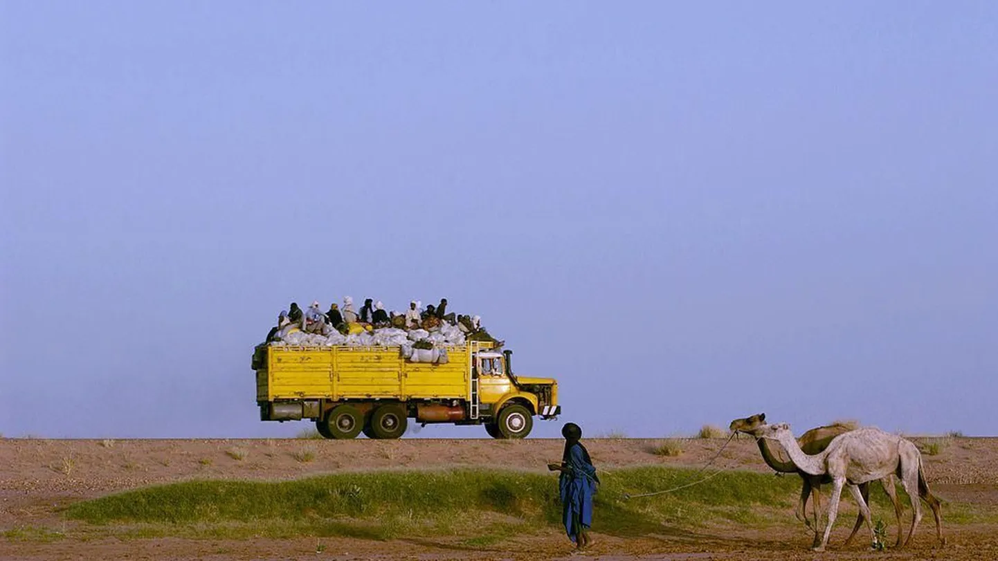 До принятия закона десятки тысяч людей ежегодно путешествовали через Нигер в Ливию в надежде оттуда добраться до Европы (архивное фото 2004 года)