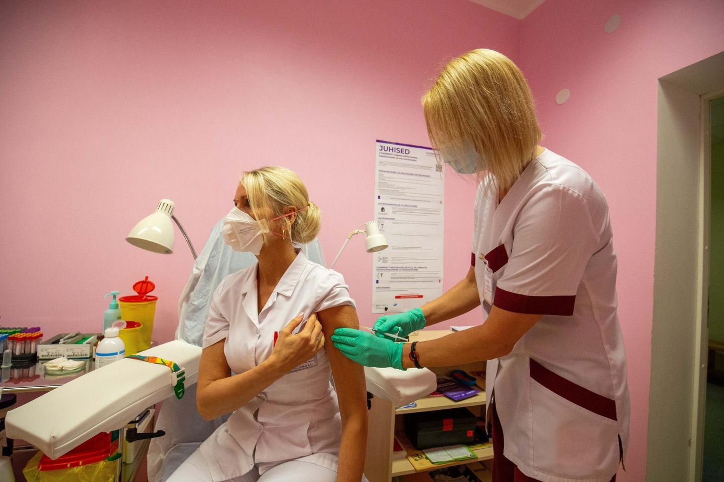 Järvamaa esimese koroonavaktsiini saaja on Järvamaa haiglas erakorralise meditsiini osakonna juhataja Katrin Roosmaa-Tippi. Teda kaitsesüstib Inna Hinrikus.