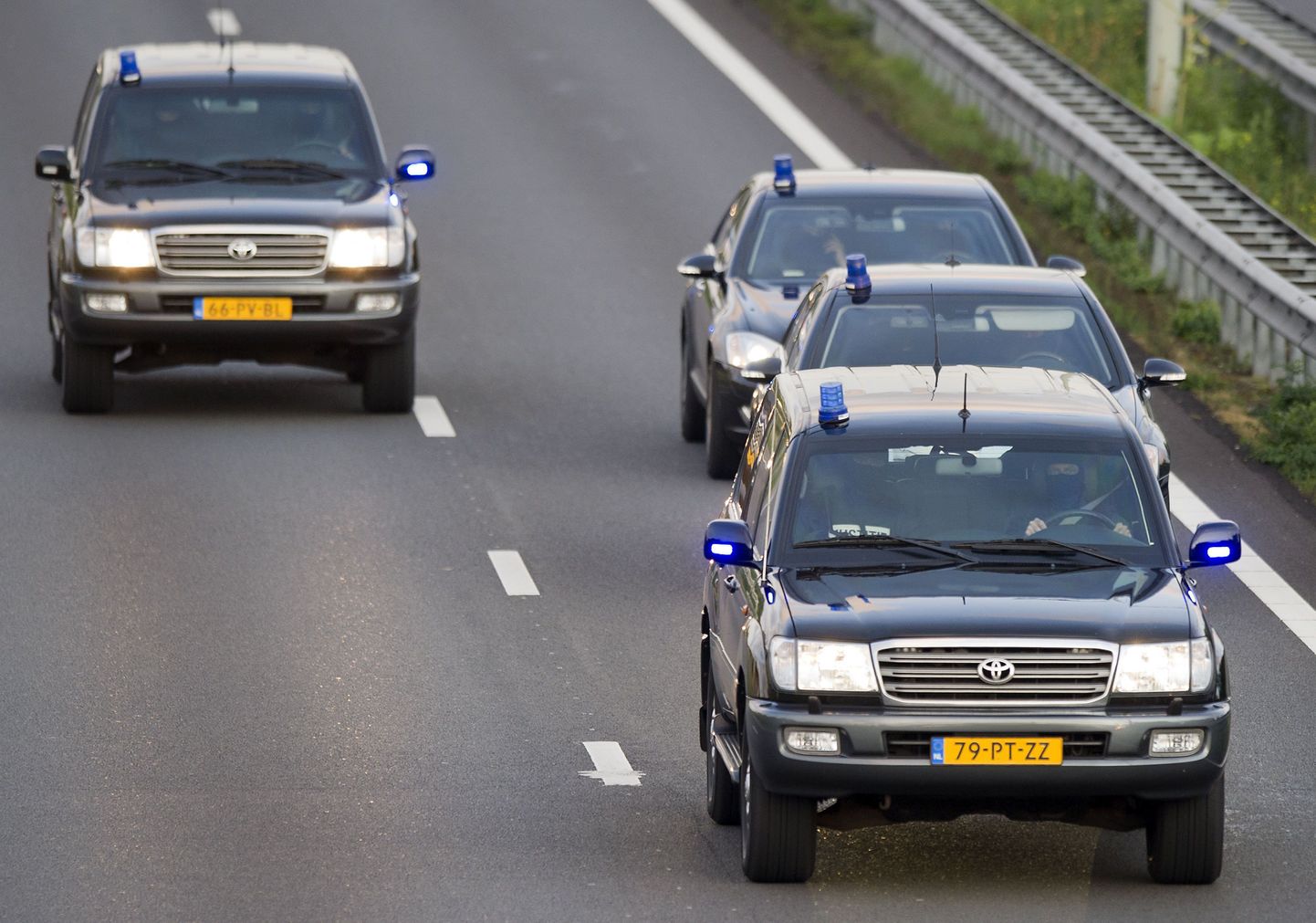 Mladići autokonvoi teel Rotterdami lennuväljalt Scheveningeni vanglasse Haagis.