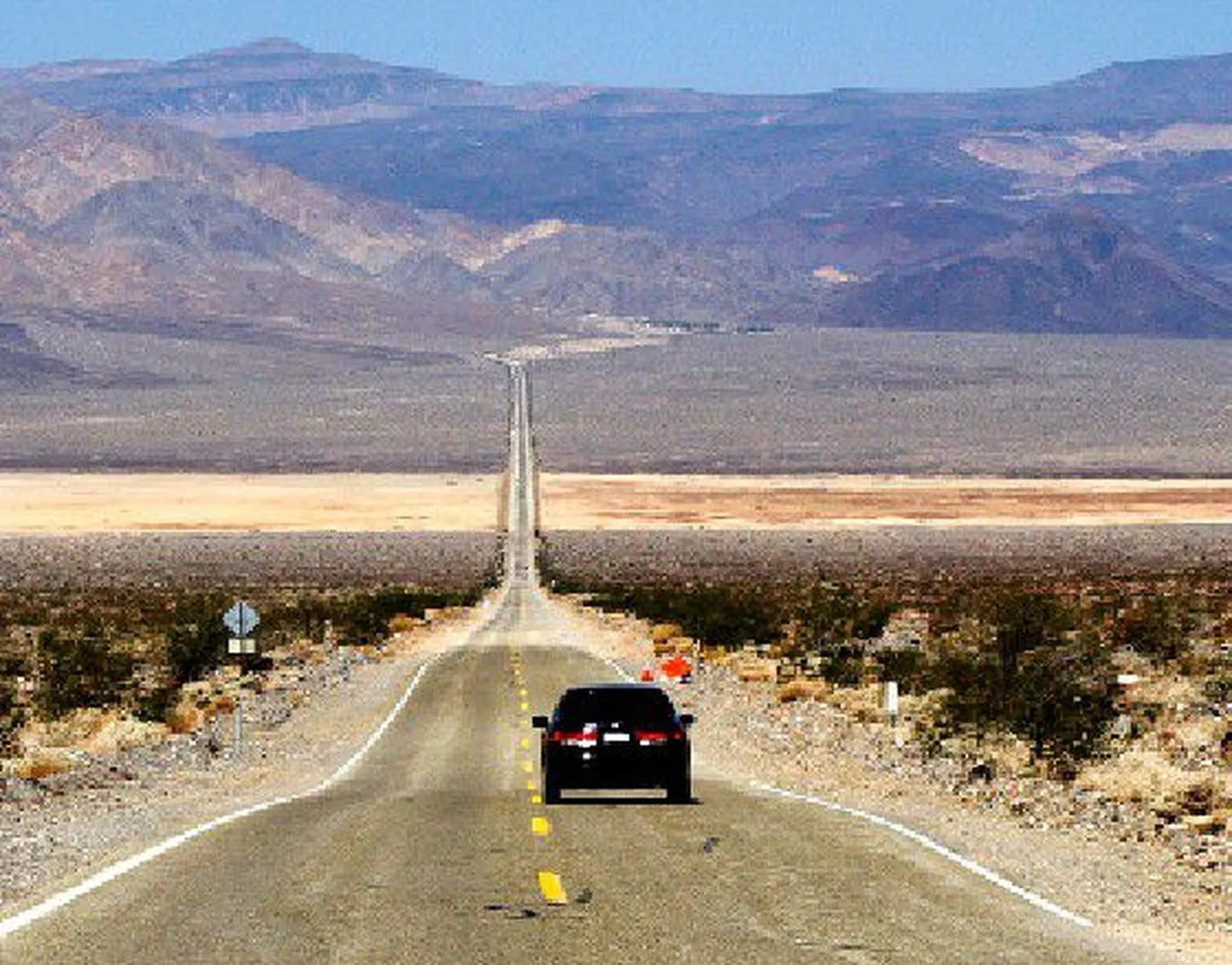 Ameerika on suur maa, kus autoteedel ei paista teinekord lõppu. See tee viib läbi Panaminti oru Californias.