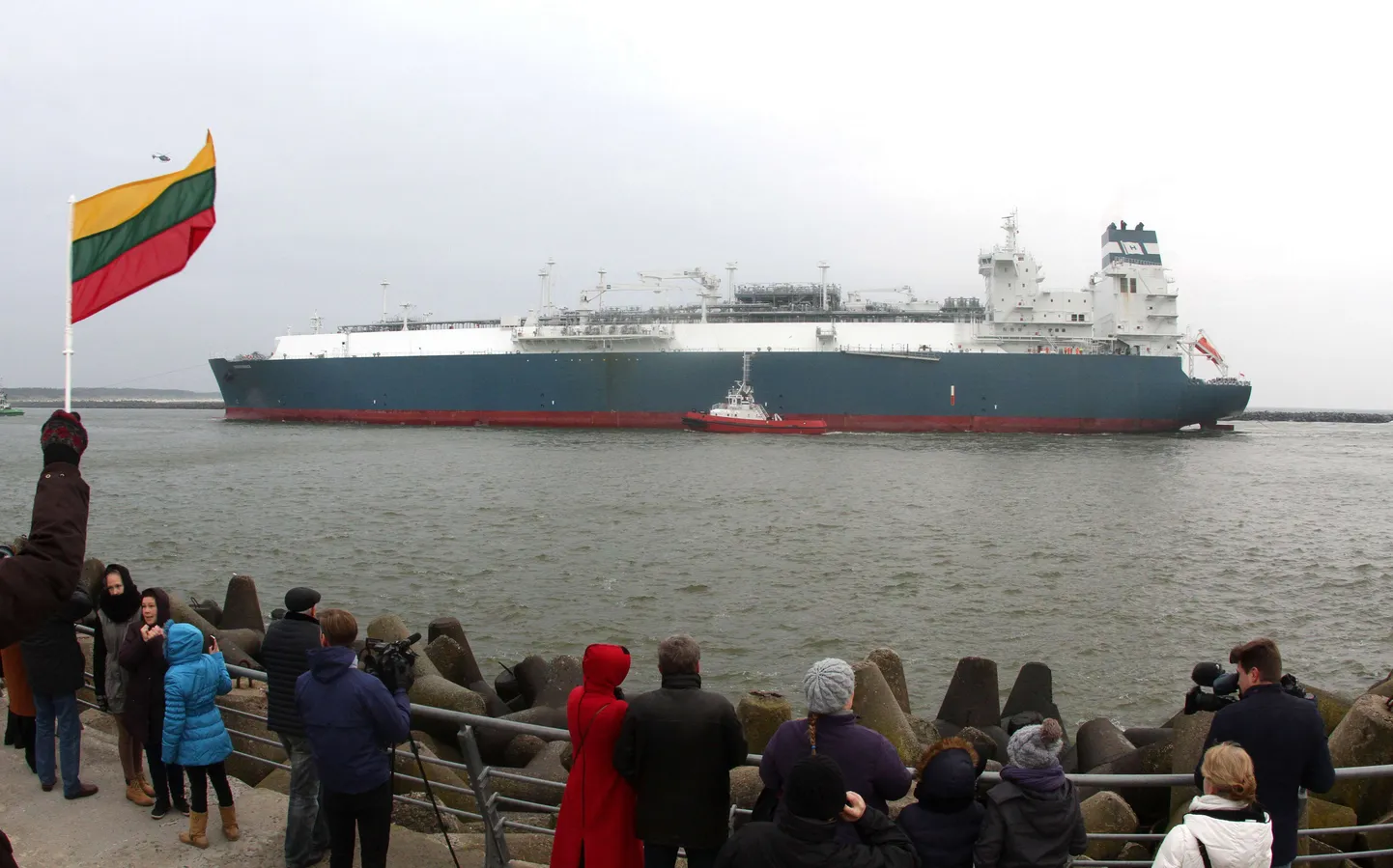 Прибытие в Клайпеду плавучего терминала сжиженного газа.