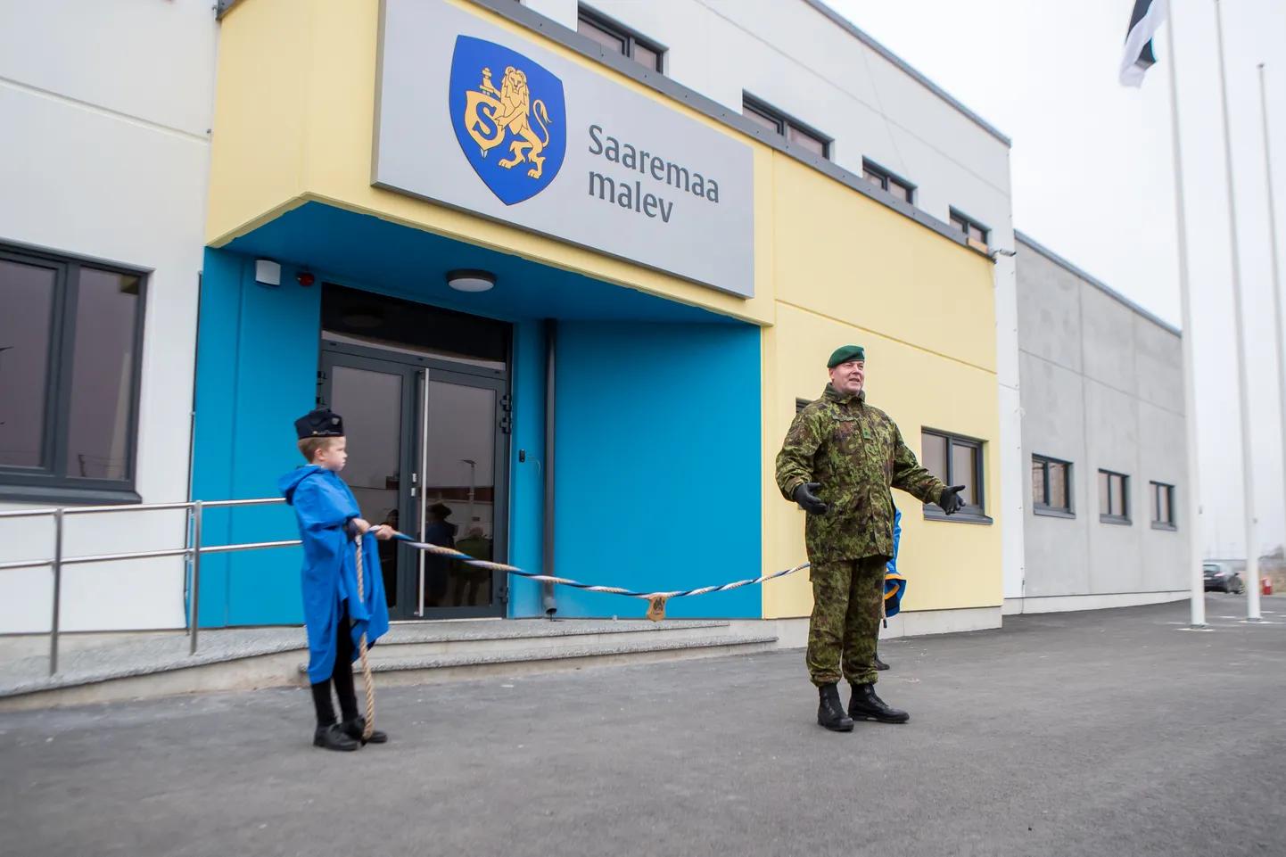 KÕIK VAJALIK OLEMAS: Kaitseliidu ülem Riho Ühtegi ütleb, et Saaremaa maleva uues kodus on kõik vajalik olemas. Ott-Peeter Tuisk hoiab avamisel läbilõigatud köit.